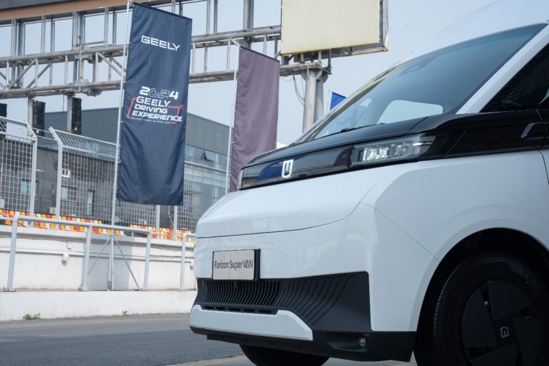 远程星瀚H、超级VAN亮相北京  全球媒体点赞中国新能源商用车原创“新实力”