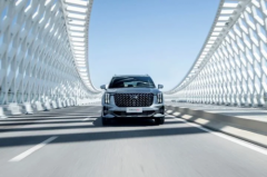 摩尔定律袭向智能汽车，“背刺”老用户该怎么办？